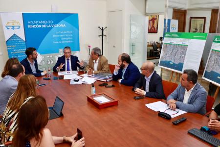 El Ayuntamiento de Rincón de la Victoria y la Junta de Andalucía analizan los proyectos de Economía Azul del municipio en la visita del consejero de Sostenibilidad