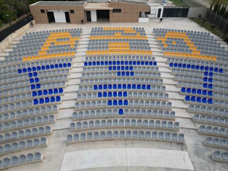 El Ayuntamiento de Rincón de la Victoria instala 1.042 asientos con respaldo en el Auditorio Municipal