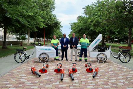 Rincón de la Victoria recibirá la Escoba de Oro por la implantación de su servicio de barrido manual con triciclos eléctrico autopropulsados