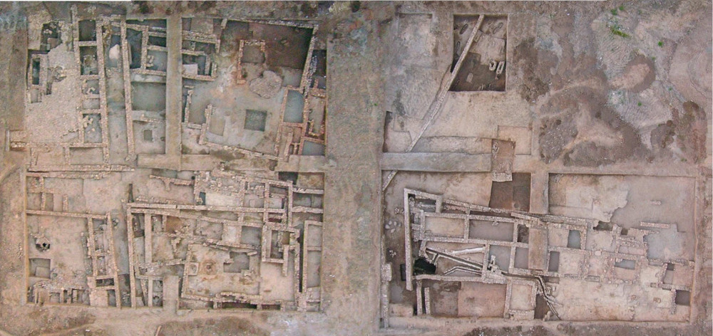 Trama urbana de los siglos IX al XII exhumada en 2006 al construir la Plaza de la Constitución