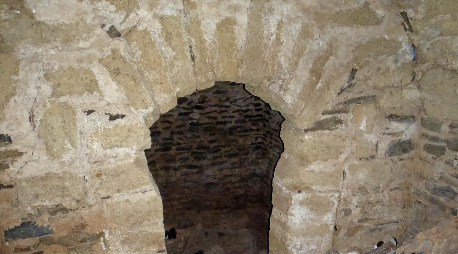 Aljibe de la mezquita, bajo los restos de la fortificación de Uncibay