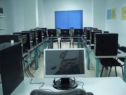 Aula de computación con equipos informáticos