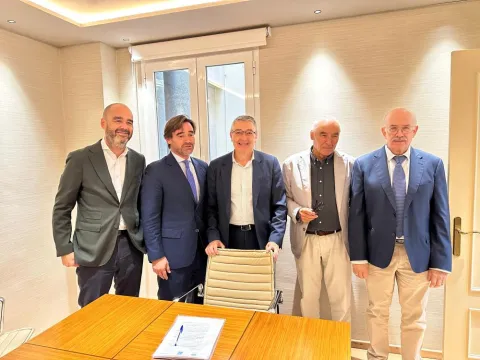 Alcalde, promotor, entidad bancaria, secretario ayto y notario.