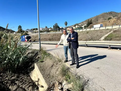 Alcalde y concejal visitando zona del carril de acceso a Cortijo Blanco