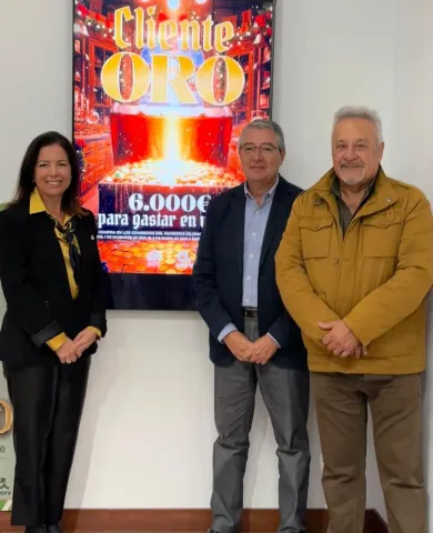 Alcalde, concejala y ACERV junto a cartel presentación Cliente Oro