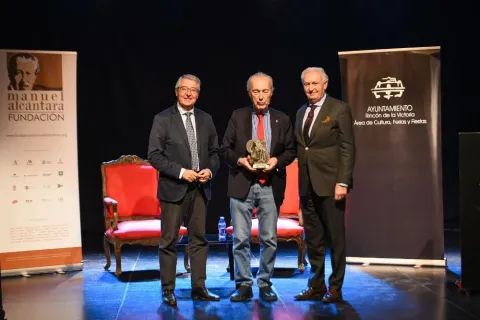 Alcalde, presidente de la fundación y premiado.