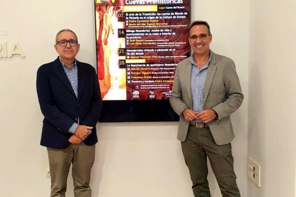 Antonio José Martín y Pedro Cantalejo presentando el Cartel del IV Ciclo de Conferencias sobre Cuevas Prehistóricas