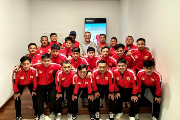 Concejal junto a la selección Indonesia de hockey sala