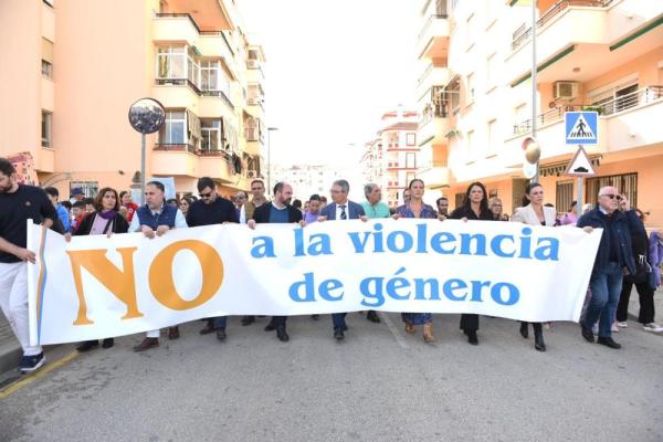 Alcalde y ediles en la marcha contra la Violencia de Género