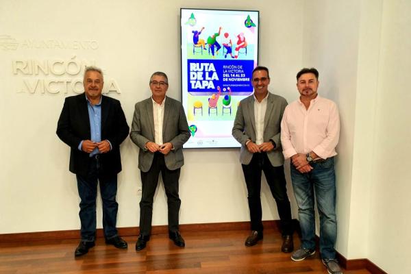 Alcalde y concejal junto a ACERV en la presentación del cartel de la Ruta de la Tapa