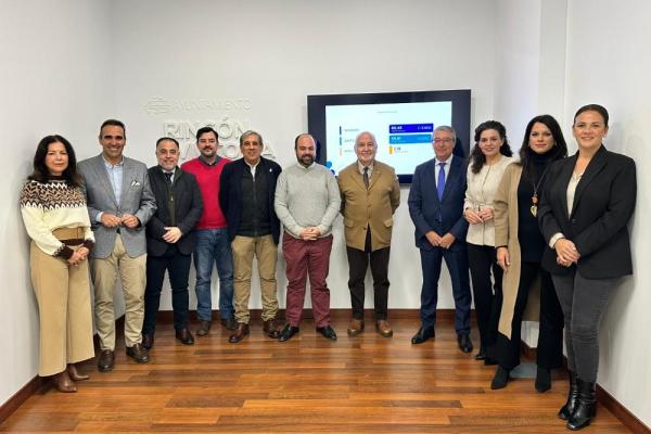 Alcalde junto a equipo de gobierno