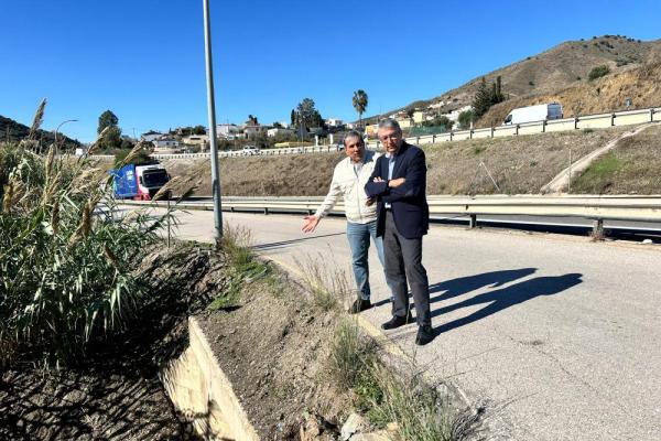 Alcalde y concejal visitando zona del carril de acceso a Cortijo Blanco