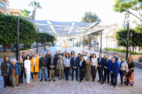 Alcalde, ediles, colectivos, asociaciones y artistas