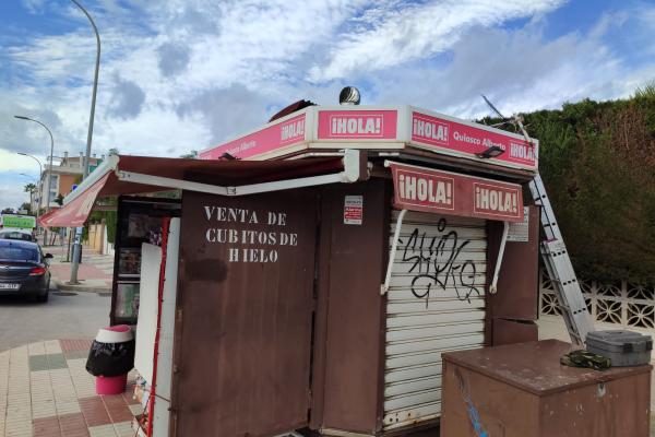 El Ayuntamiento de Rincón de la Victoria pone en marcha las obras de rehabilitación de los quioscos fijos con los que implementará la modernización y homogeneización de su imagen